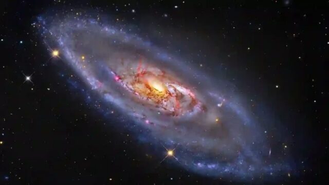 Hubble’dan sıra dışı bir keşif! Sıra sıra dizilmiş galaksiler!