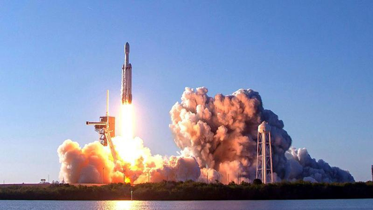 Nihayet Falcon Heavy başarıyla fırlatıldı