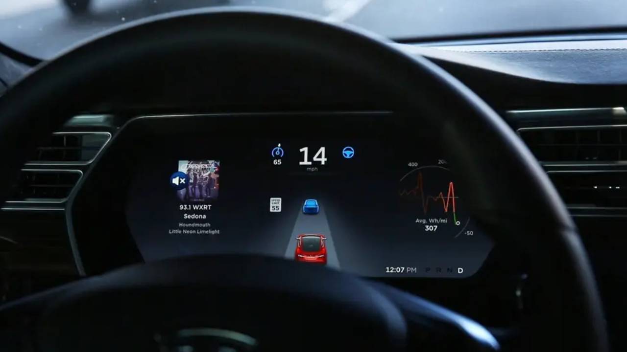 Tesla, yeni yazılım güncellemesi ile direkt acil çağrı merkezini arayacak
