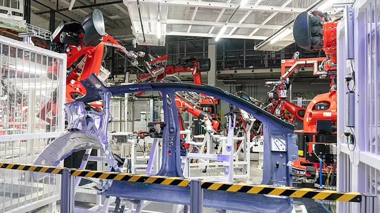 Tesla üretim robotu