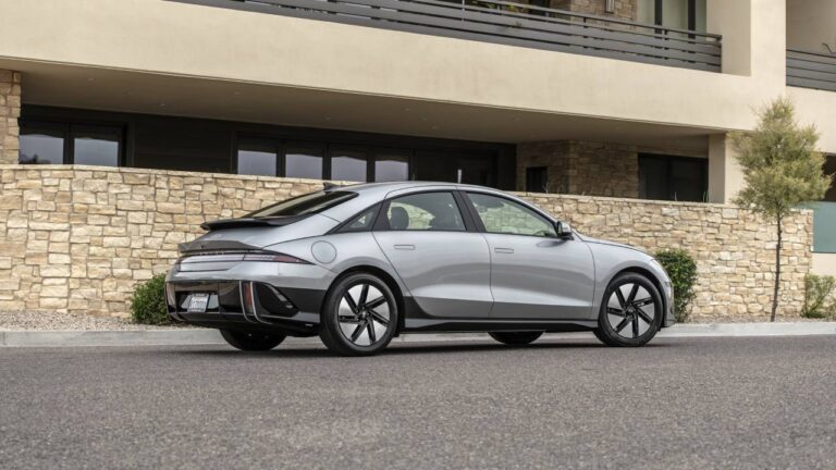 Hyundai IONIQ 6 fiyatı yarı yarıya düştü!