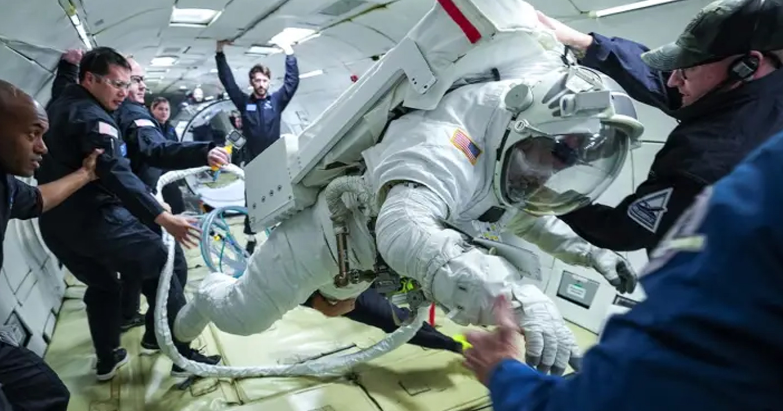NASA, uzay yürüyüşleri için yeni nesil uzay giysisini test ediyor