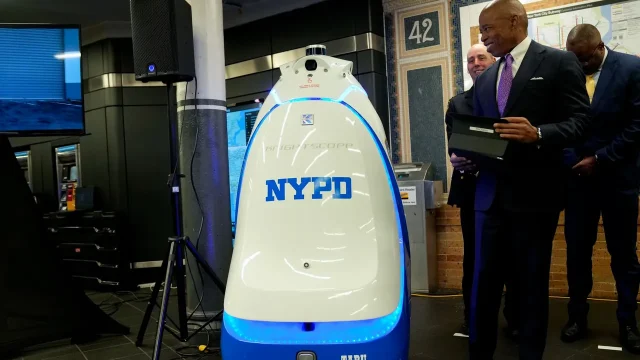 İşten kovulan ünlü polis robotu gündem oldu!
