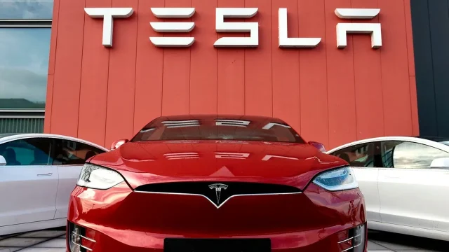 Tesla employee died while driving autonomously!