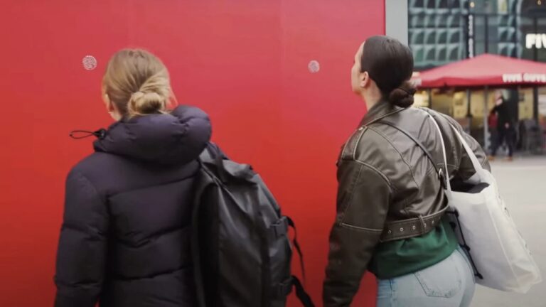 Bu reklam panosunu koklayan restorana koşuyor! İşte nedeni