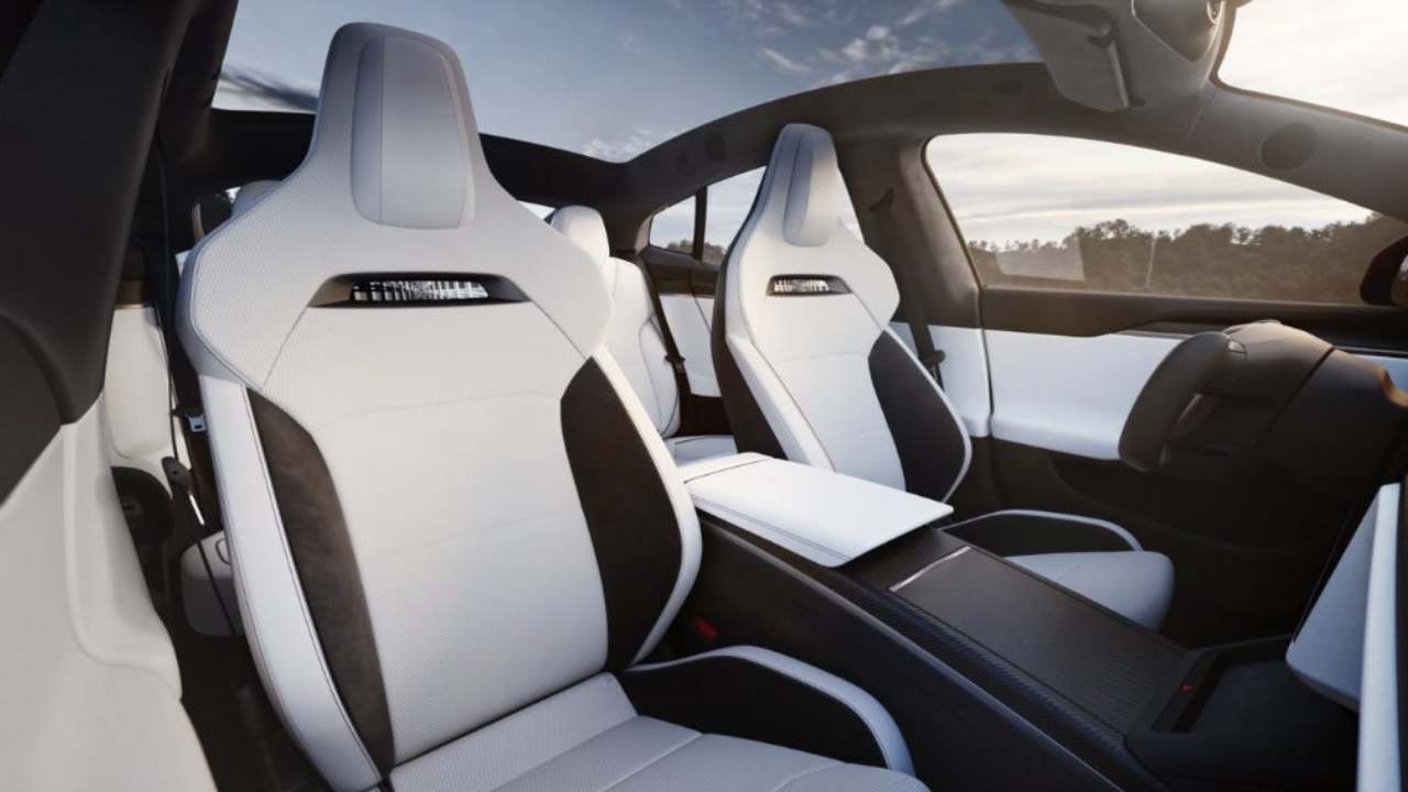 S Plaid yarış koltukları, en hızlı Tesla, Tesla Model S Plaid koltukları