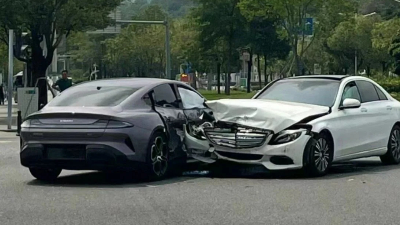 Xiaomi SU7 ve Mercedes-Benz sedan kaza yaptı