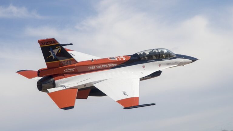 İnsansız F-16, pilotlu F-16 ile it dalaşına girdi! İşte sonuç