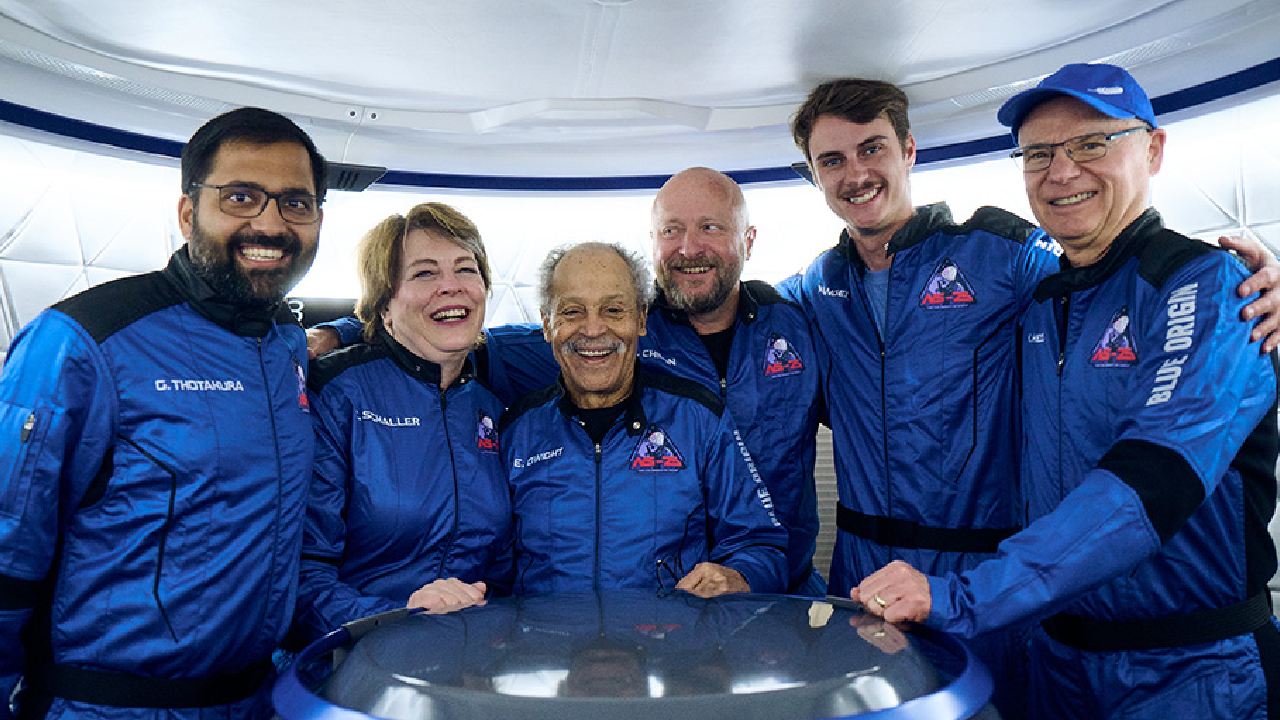 Jeff Bezos'un şirketi Blue Origin uzaya insan yolladı. Şirket iki yılın ardından uzay turizmini tekrar başlatıyor.
