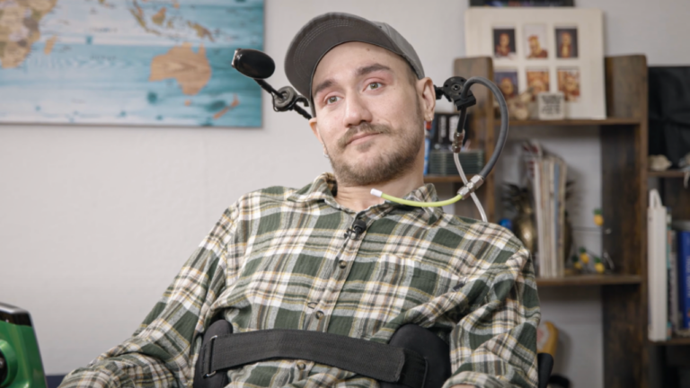 Çip yerleştirilen hasta hayata döndü: Dil öğreniyor!