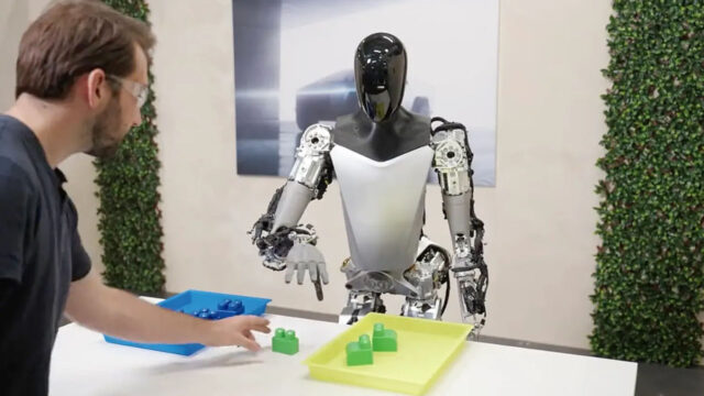 Tesla'nın insansı robotu Tesla Optimus, fabrikada çalışmaya başlıyor.