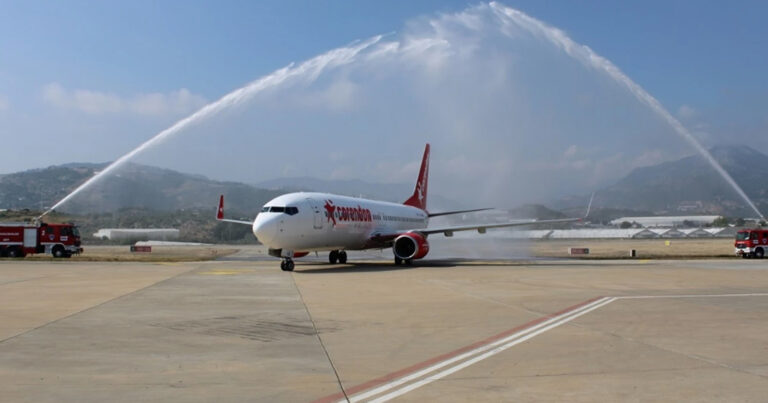 Lastiği patlayan yolcu uçağı gövdesinin üzerine indi!