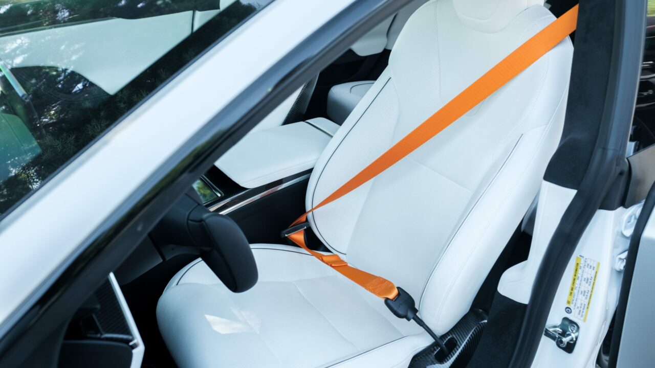 Tesla seat belt emniyet kemeri hatası