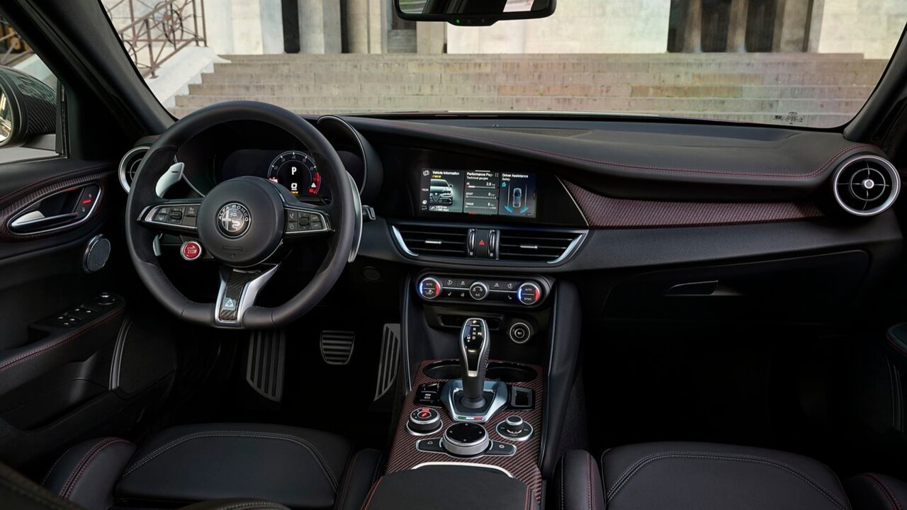 alfa-romeo-giulia- inside cabin içi iç tasarım quadrifoglio-super-sport