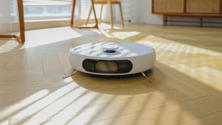 Eller serbest özelliği ile ev temizliğinde yeni dönem: EZVIZ RS2 temizlik robotu