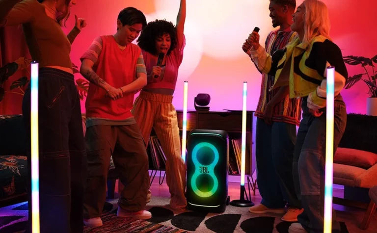 JBL partilerinize renk katacak RGB destekli akıllı ışıklarını tanıttı