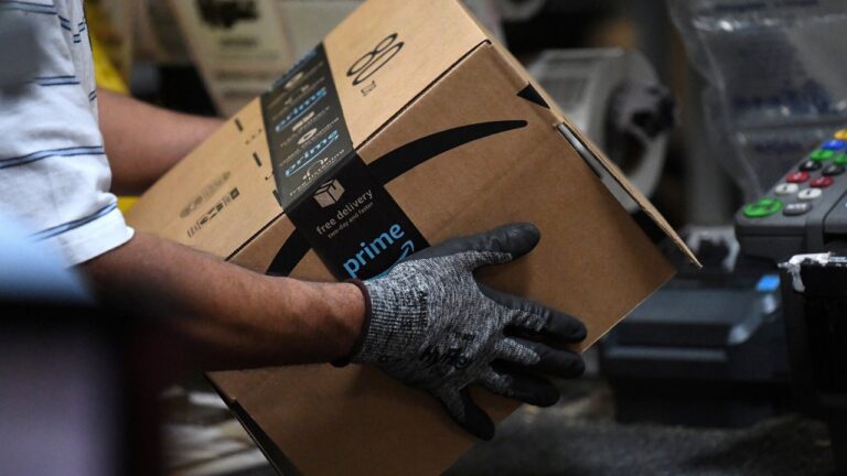 Grev başladı: Amazon çalışanları, şirkete adeta ‘racon’ kesti!