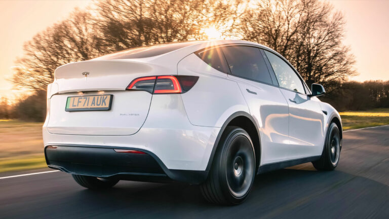 Tesla, İstanbul’da yeni showroom mağazasını açtı!