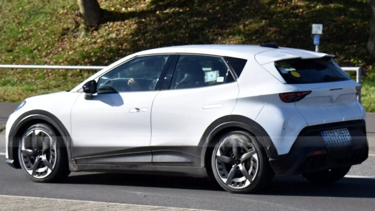 25 bin Euro’luk Cupra Raval test edilirken yakalandı!