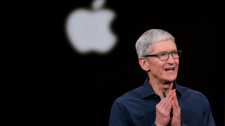 Apple CEO’su Tim Cook Maaşı ile Dudak Uçuklattı!
