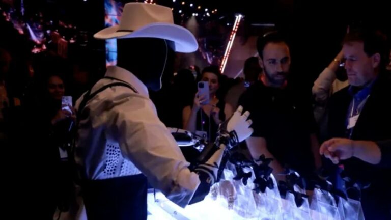 Tesla’nın We, Robot etkinliğindeki Optimus robotları gerçek olmayabilir!