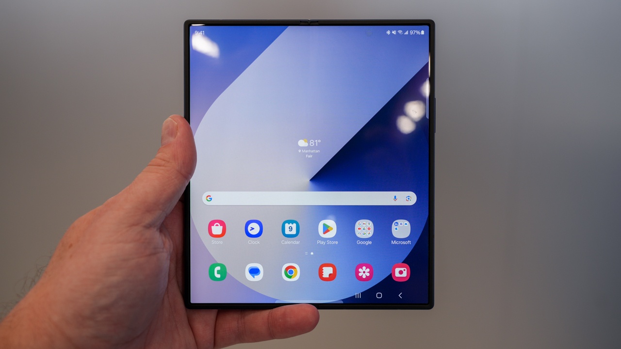 Samsung, yeni geliştirdiği ve tanıtacağı Samsung Galaxy Z Fold6 ile beraber katlanabilir ekrandaki kırışıklık sorununu çözebilir.