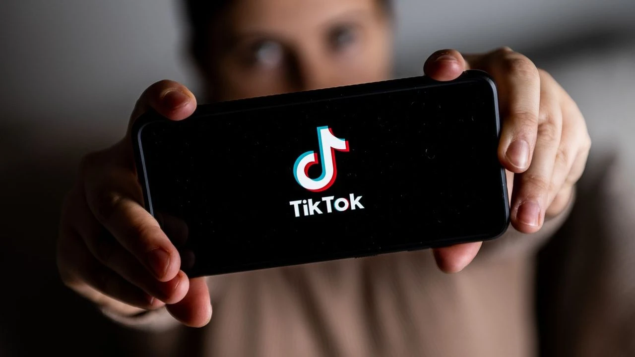 Yapay zeka işlerini elinden aldı: TikTok, yüzlerce kişiyi işten çıkardı