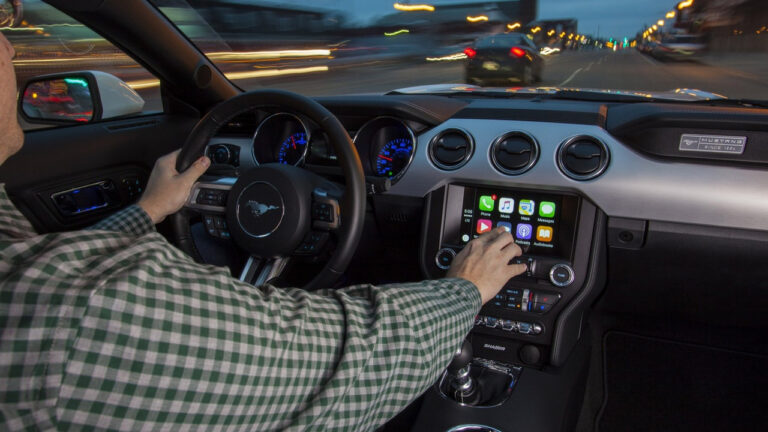 Android Auto, Spotify ve YouTube Music için yeni oynatıcı sundu