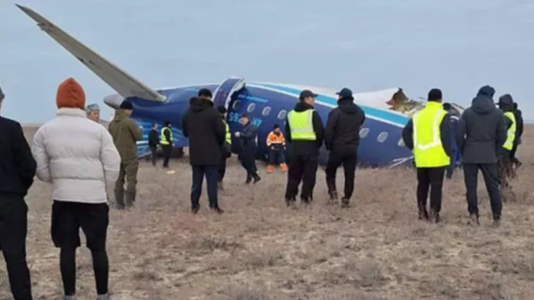 Azerbaycan Havayolları’na ait yolcu uçağı düştü!