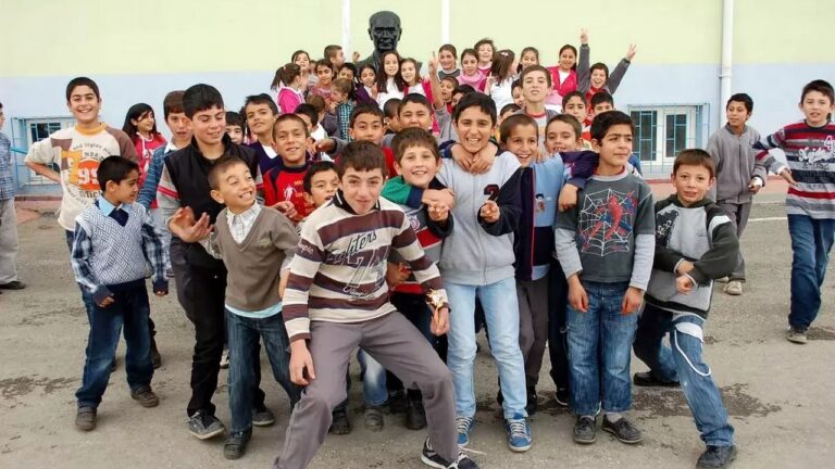 Okullarda serbest kıyafet uygulaması resmen kaldırıldı!