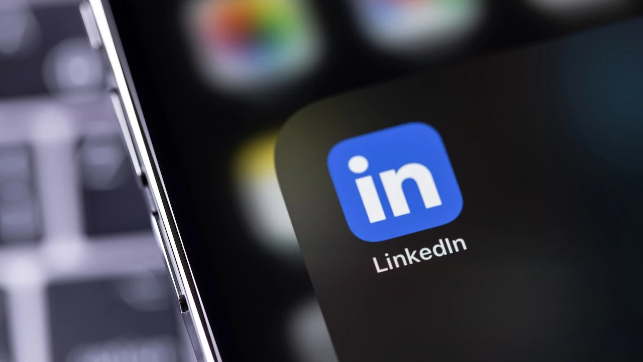 LinkedIn, yapay zeka eğitmek için özel mesajları mı kullanıyor?