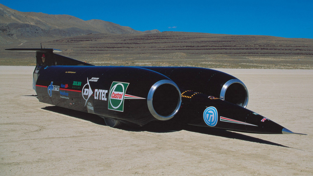 Thrust SSC, Nevada'daki Black Rock Çölü'nde 1.227,985 km/s (763,035 mph) kara hızı rekorunun sabibi.
