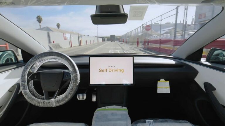 Tesla otomobilleri artık fabrikadan otonom olarak çıkıyor!