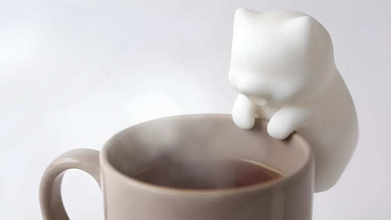 Bu kedi çayınızı üfleyerek soğutuyor! İşte fuarın en ilginç ürünü