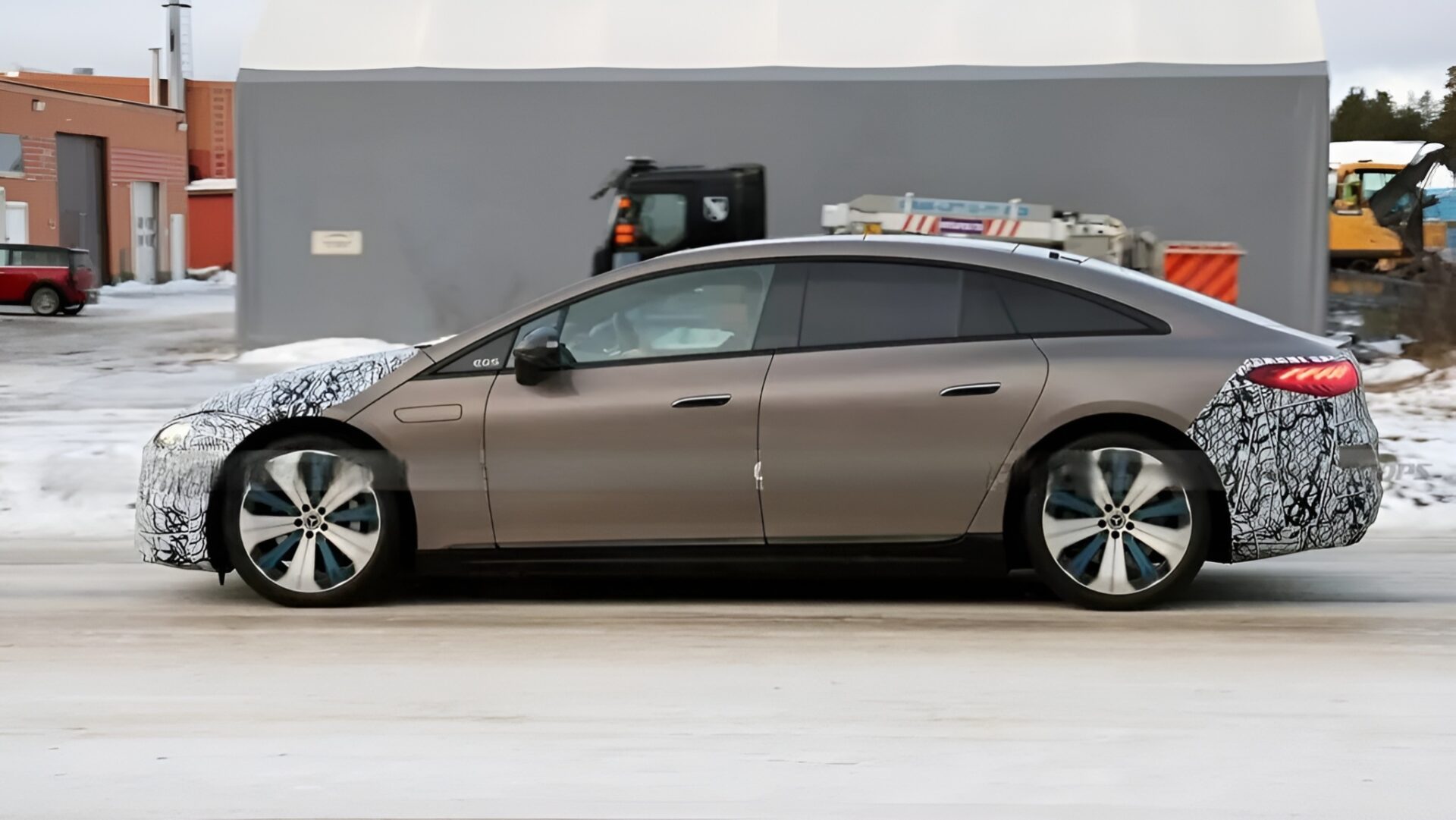 yeni-mercedes-benz-eqs-test-yildiz-farlar
