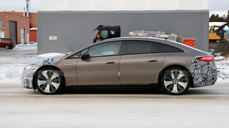Yeni Mercedes-Benz EQS testte görüntülendi! Yıldız farlarla geliyor