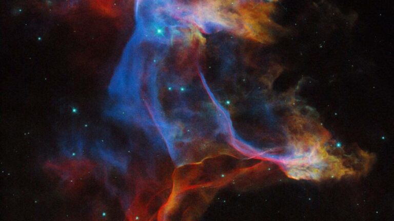 Hubble yine şaşırttı! İşte Veil Nebulası’nın büyüleyici renkleri