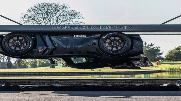 Baş aşağı giden elektrikli otomobil tarihe geçti! İşte video