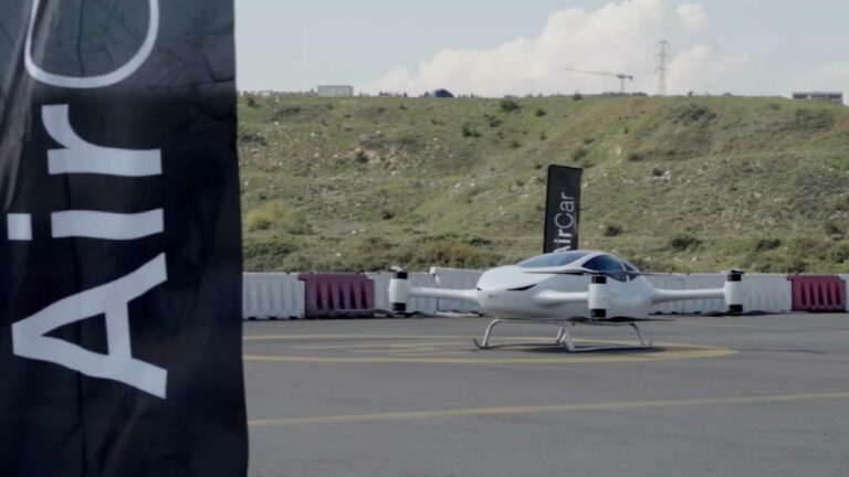 Türkiye’nin ilk insanlı uçan arabası havalandı! Maslak-Kadıköy arası 5 dakika