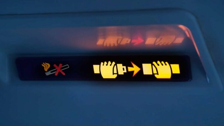 Uçaklarda kemer ikaz ışığı sönmeden ayağa kalkanlara para cezası geliyor!