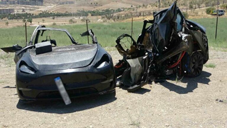 Malatya’da kaza yapan Tesla ortadan ikiye bölündü!