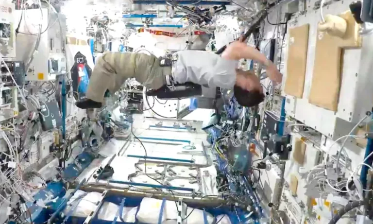 Uzayda elektrikli süpürgeyle temizlik!