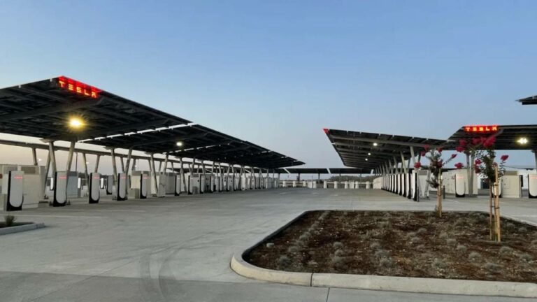 Tesla, güneş enerjili ve şebekeden bağımsız ilk Oasis şarj istasyonunu hizmete aldı!