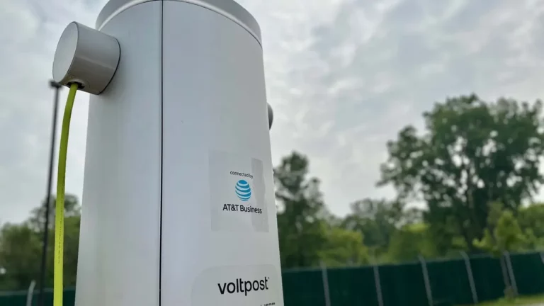 Sokak lambaları resmen şarj istasyonu oluyor