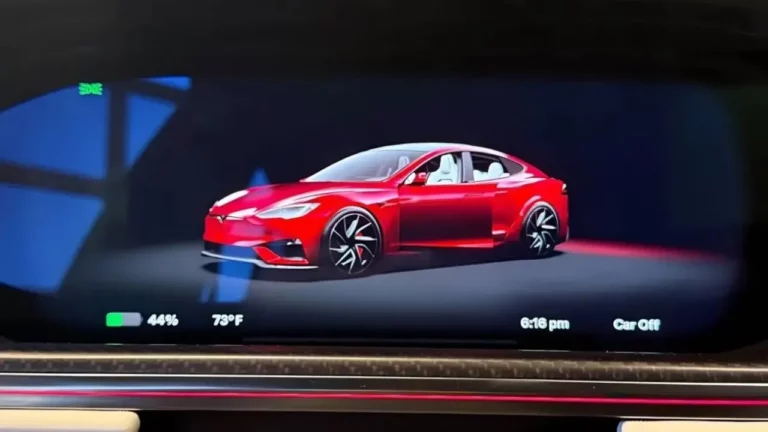 Tesla araç içi grafiklerini yeniliyor