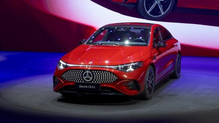 Mercedes uygun fiyatlı makam aracını tanıttı