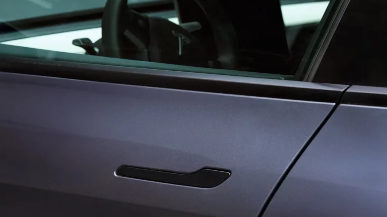 Tesla kapı kollarını yeniden tasarlayacak