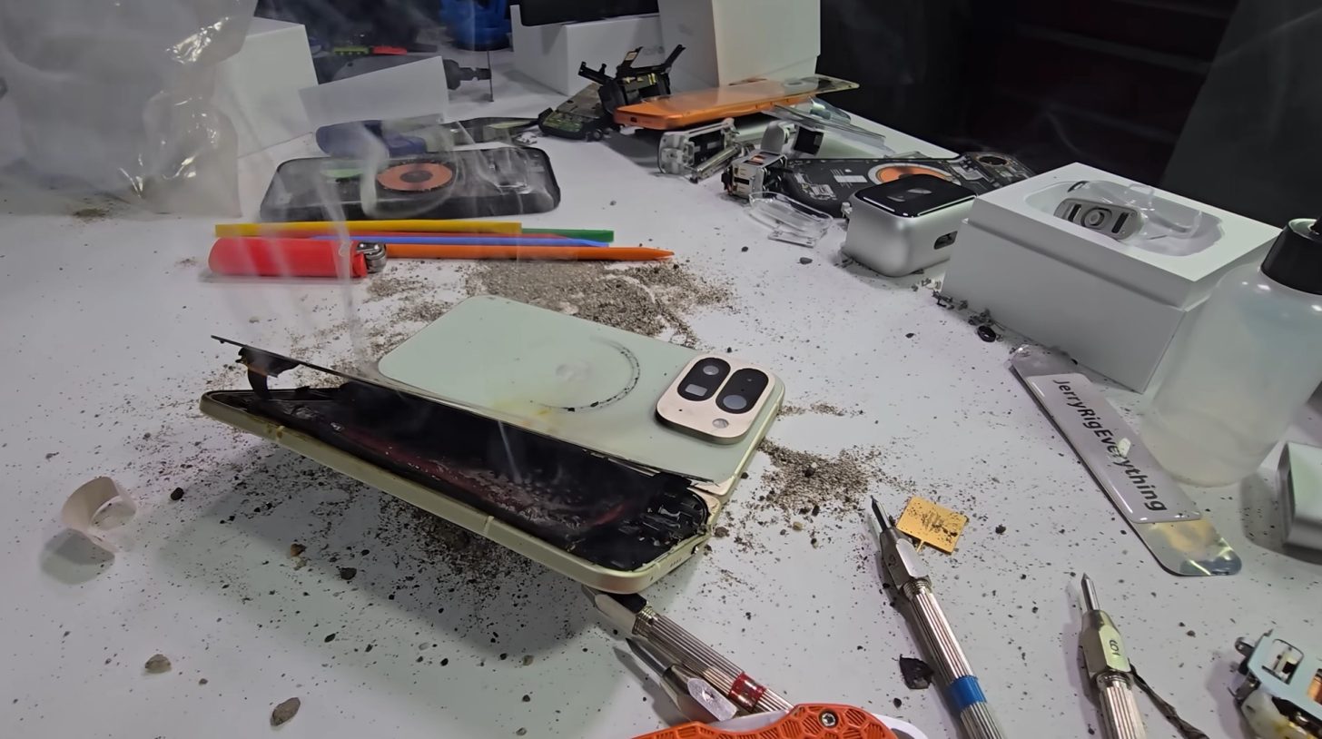 Pixel 10 Pro Fold pil patlaması: Şok eden dayanıklılık testi