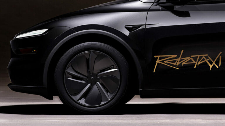 Tesla Robotaxilerinden güvenlik monitörünü kaldırıyor