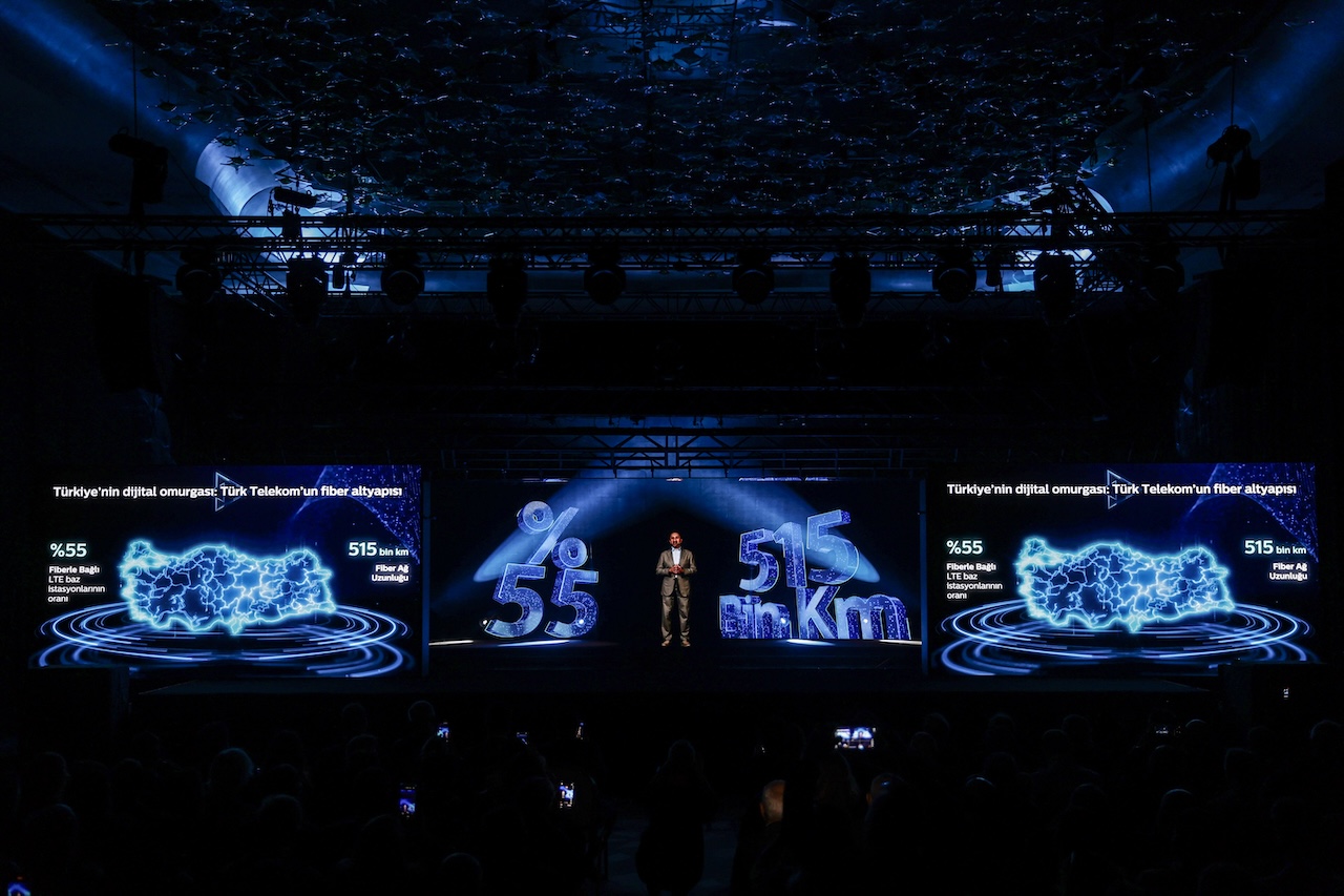 Türk Telekom CEO'su Ümit Önal'ın 5G hologram teknolojisiyle basın toplantısı